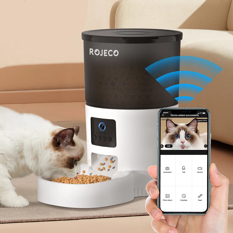 ROJECO pet feeder with a cat eating and a smartphone showing the app interface.